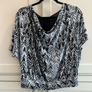Express Retro Black & White Cowl Neck Chevron Pattern Top Women’s Sz Medium